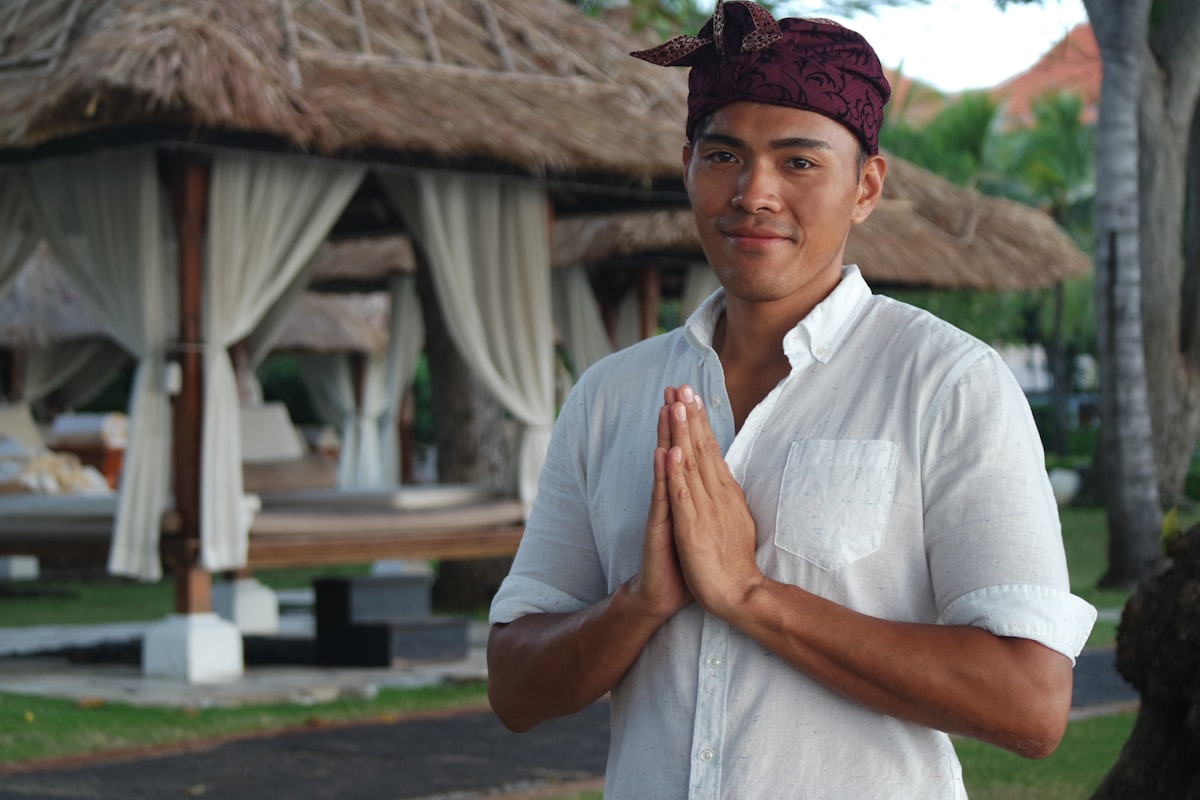 Pria muda yang sedang merenung